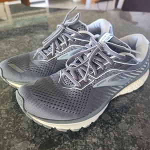 Womans BROOKS Size 10